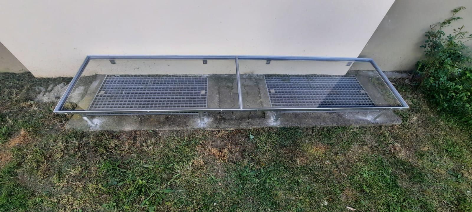 Ein Sicherheitsabsperrung aus Metall und Sicherheitsglas