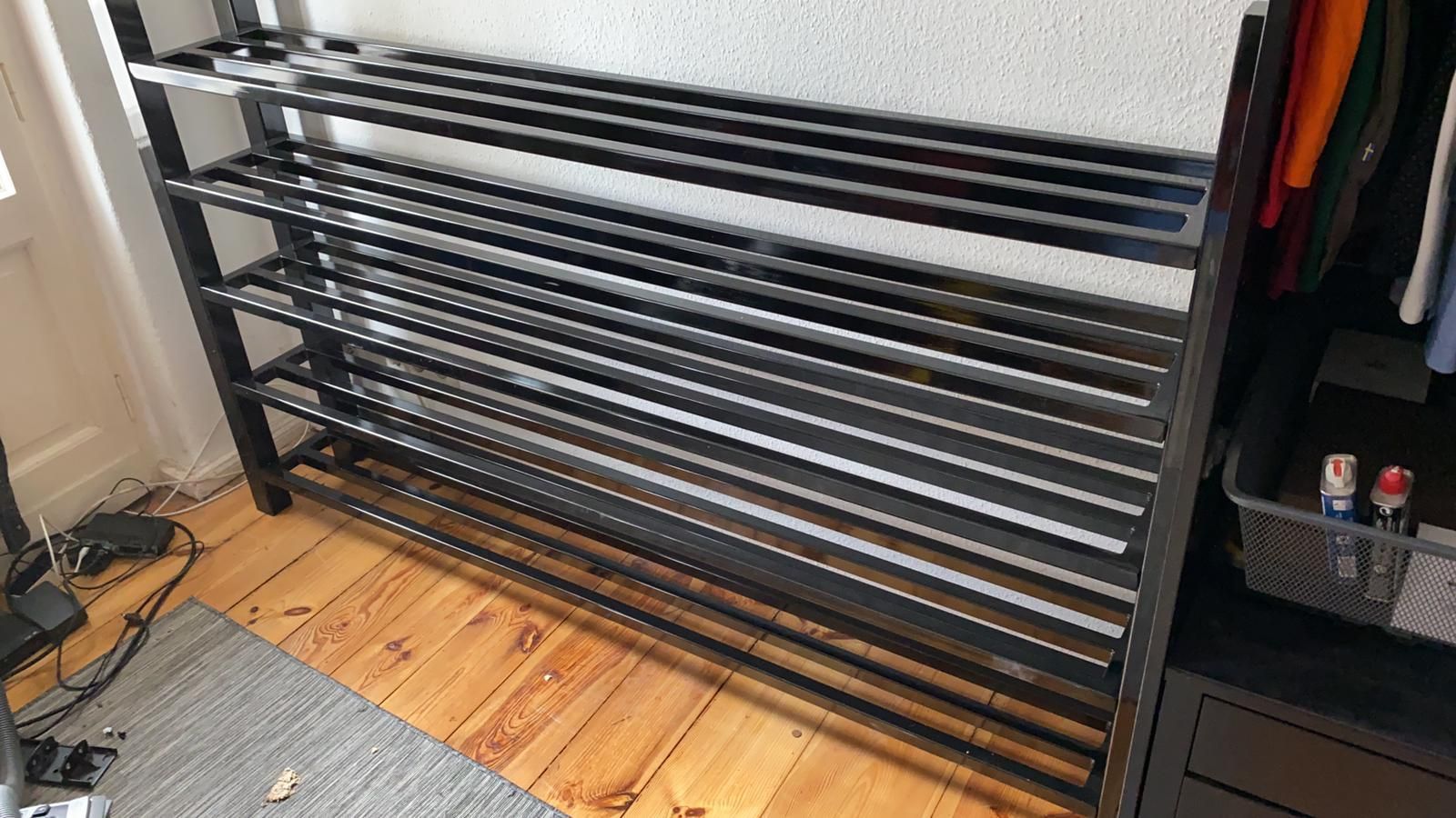 Ein Metall Schuhregal