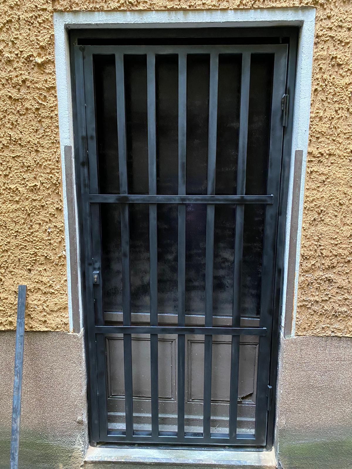 Ein Metall Gitter für eine Tür