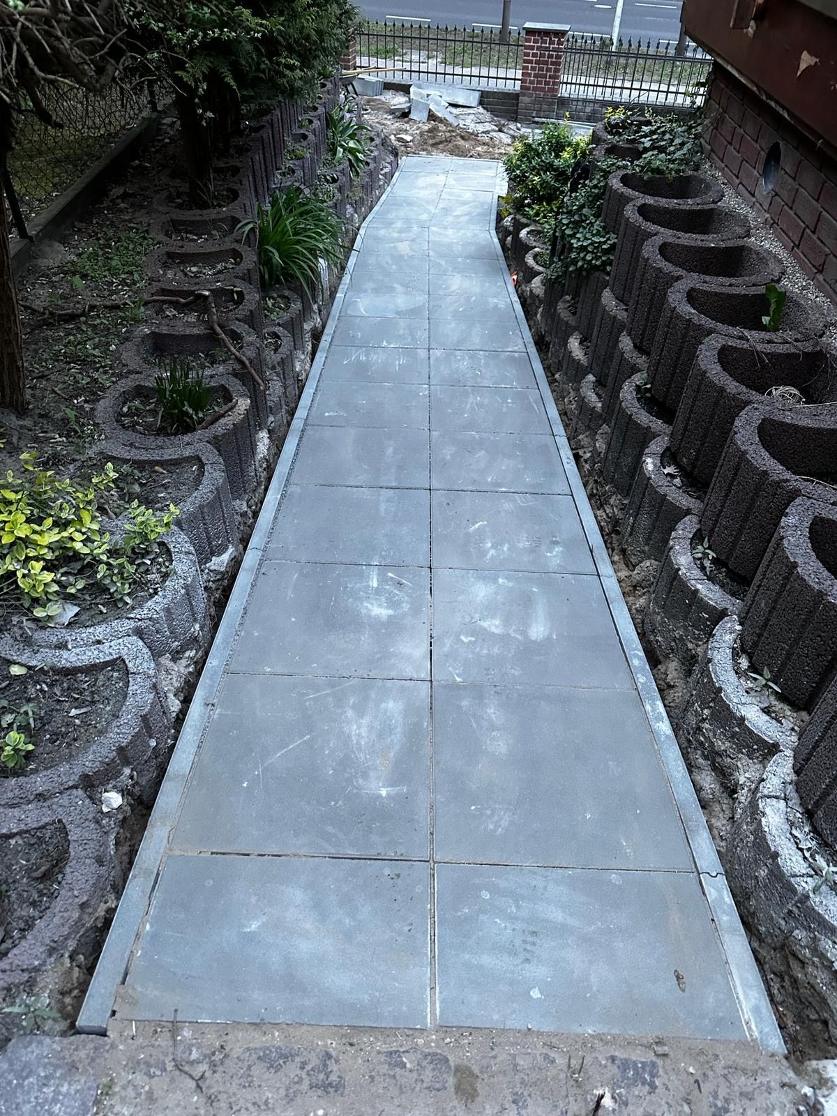 Weg aus Pflastersteinen