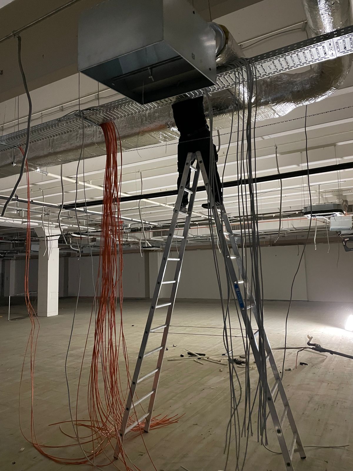 Kabel die in eine Decke verlegt werden