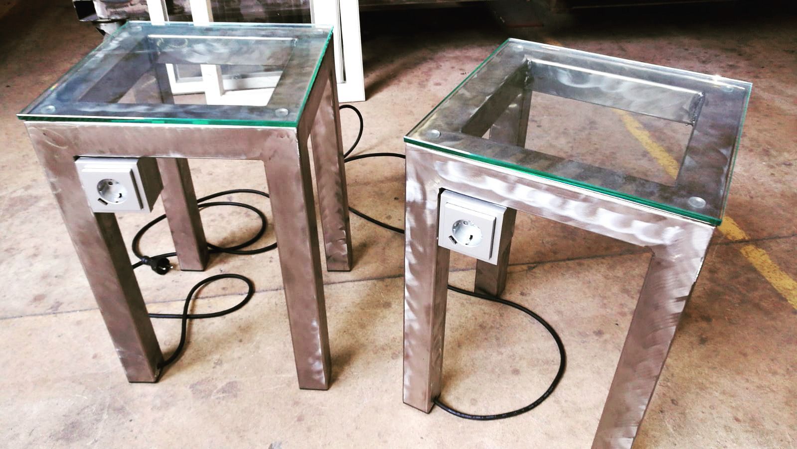 Zwei Metall Beistelltische