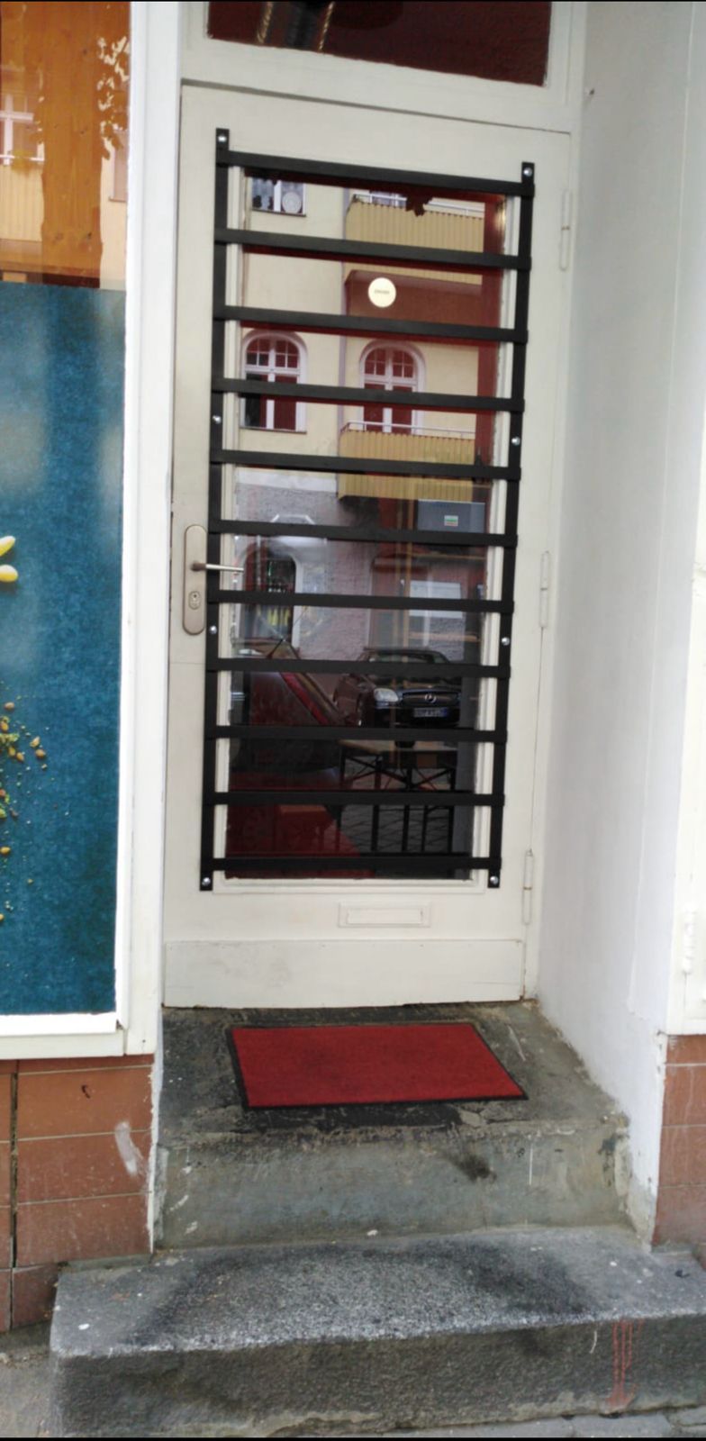 Ein Metallgitter für eine Tür