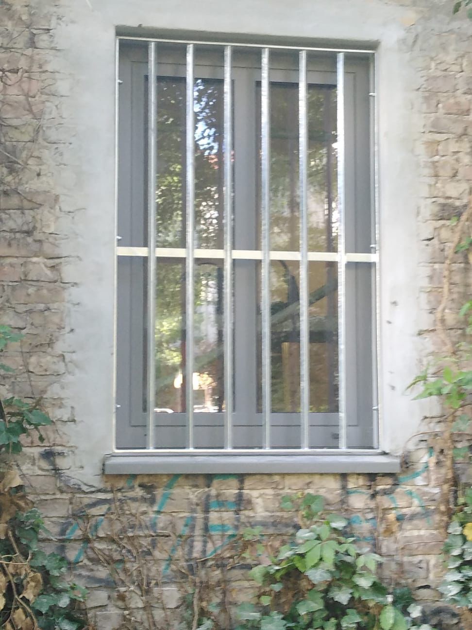 Ein Metallgitter für ein Fenster