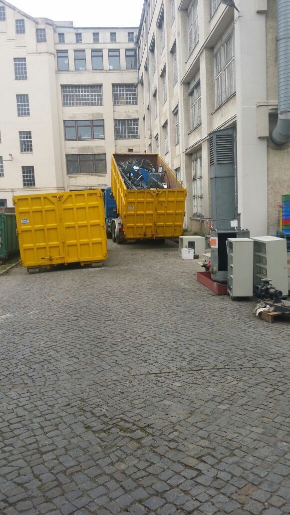 2 Sperrmüll-Kontainer nach einer Entrümpelung