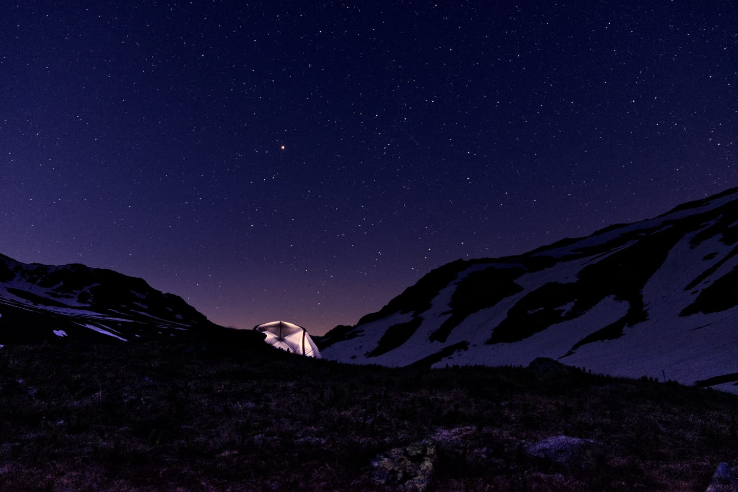Sternenzelt: Zeltplatz auf 2.600 m Höhe bei Nacht...Yanick Musch, 2020 Das Zelt auf 2.600 m Seehöhe bei Nacht...