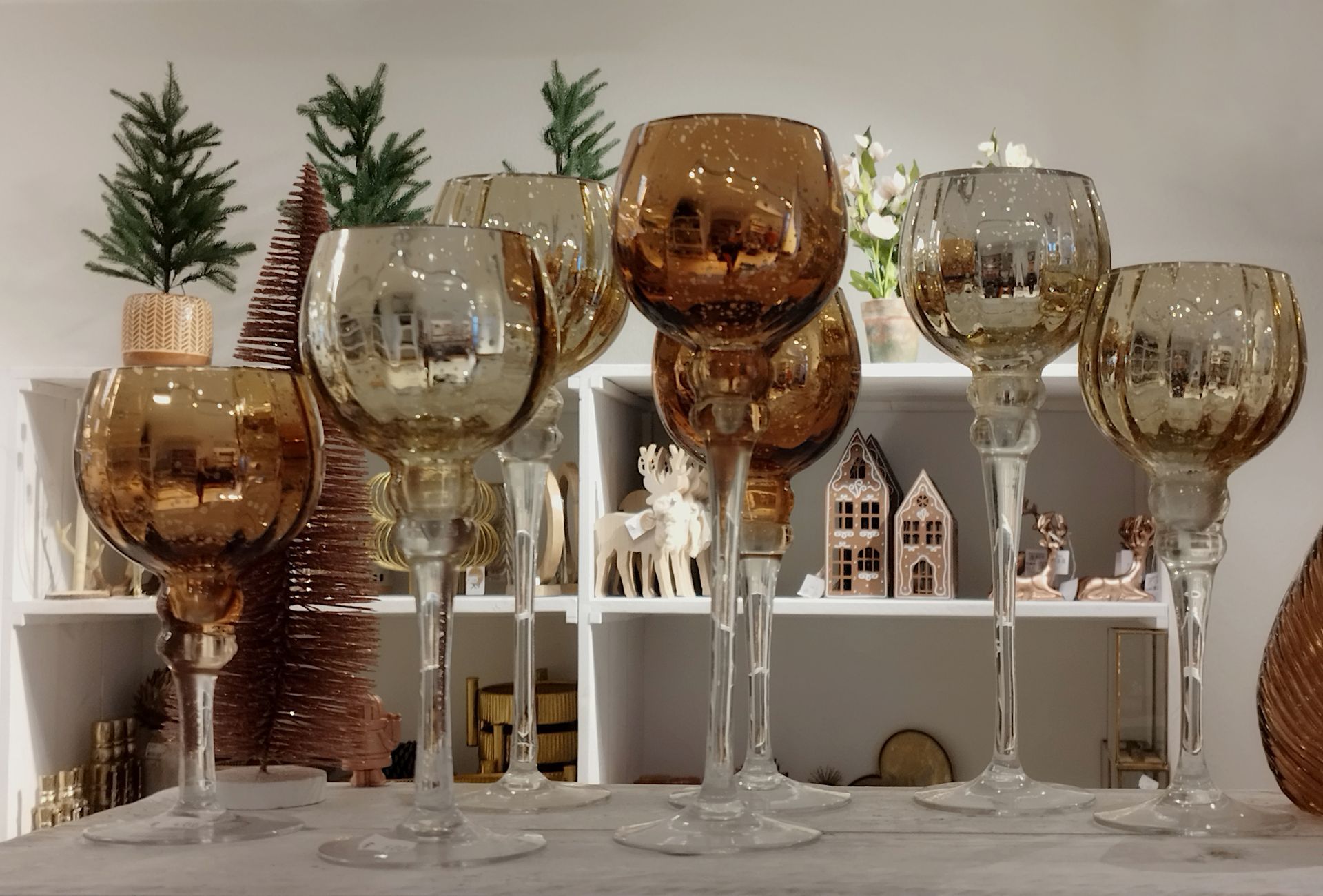 In den Läden und Geschäften stehen die Dekoartikel für die Saison reichlich bereit... In den Läden und Geschäften stehen die Dekoartikel für die Saison reichlich bereit...