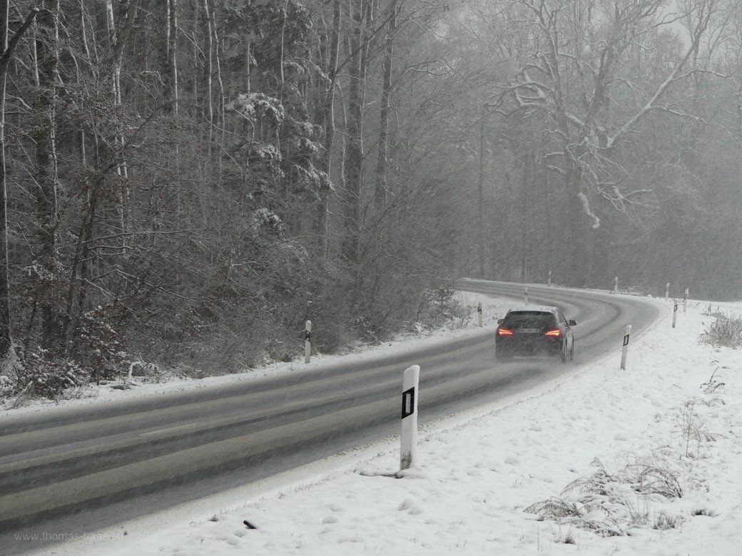 Landstraße und Schneefall, 2020