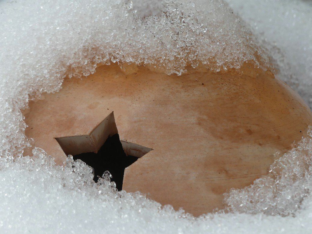 Terrakotta-Windlicht im Schnee... Terrakotta-Windlicht im Schnee...