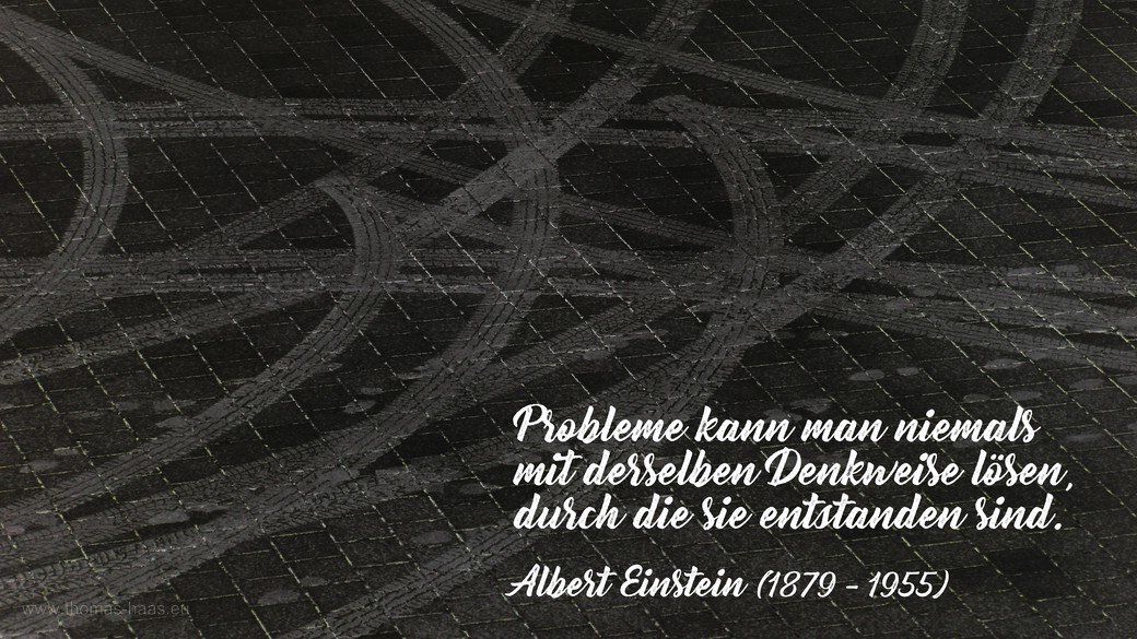 Reifenspuren in einer Bearbeitung mit einem Einstein-Zitat, 2021 Reifenspuren in einer Bearbeitung mit einem Einstein-Zitat, 2021