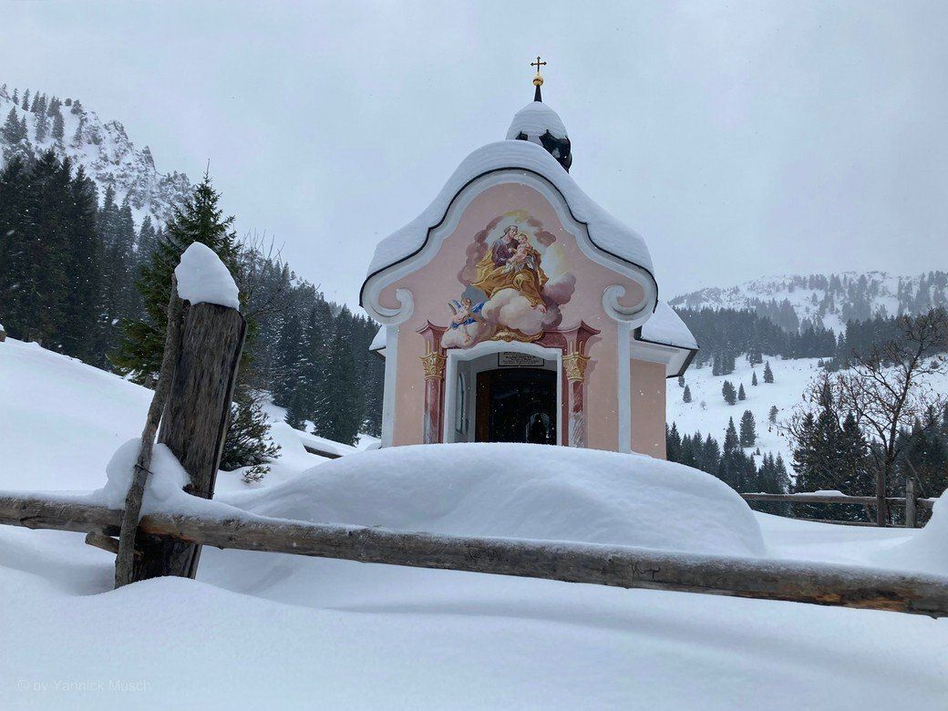 Kapelle am verschneiten Wegesrand, Yannick Musch, 2021