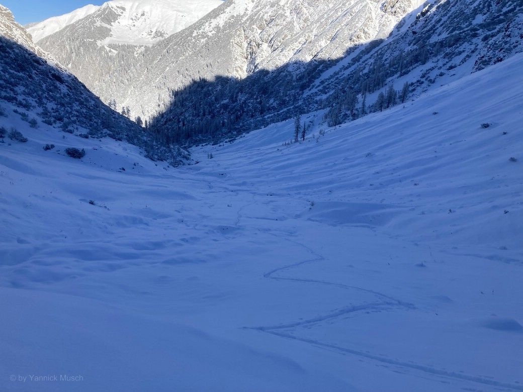 Aufstiegsspuren im Schnee, © by Yannick Musch, 2022 Die Aufstiegsspuren von Yannick und Kristin, Dezember 2022