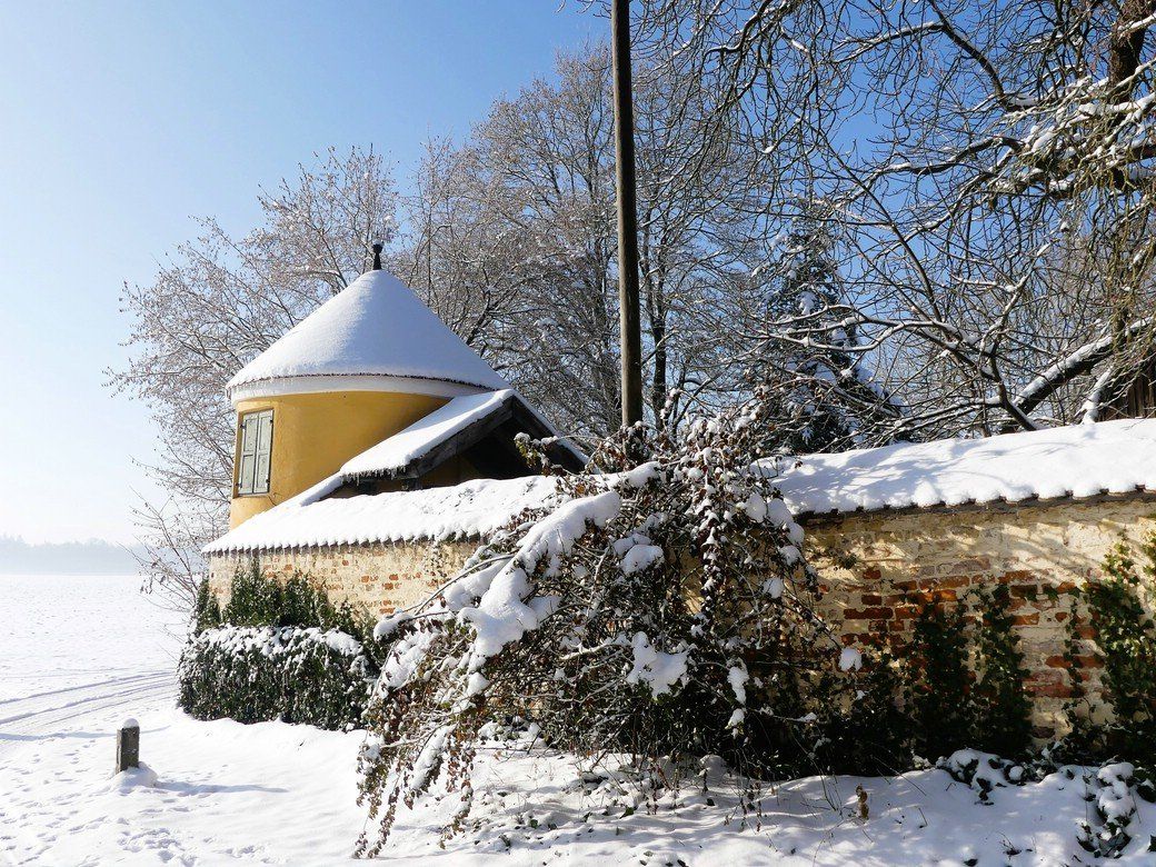 Mauer und Ecktürmchen, Antikwerk Glaserhof, Dezember 2022 Antikwerk Glaserhof, Dezember 2022
