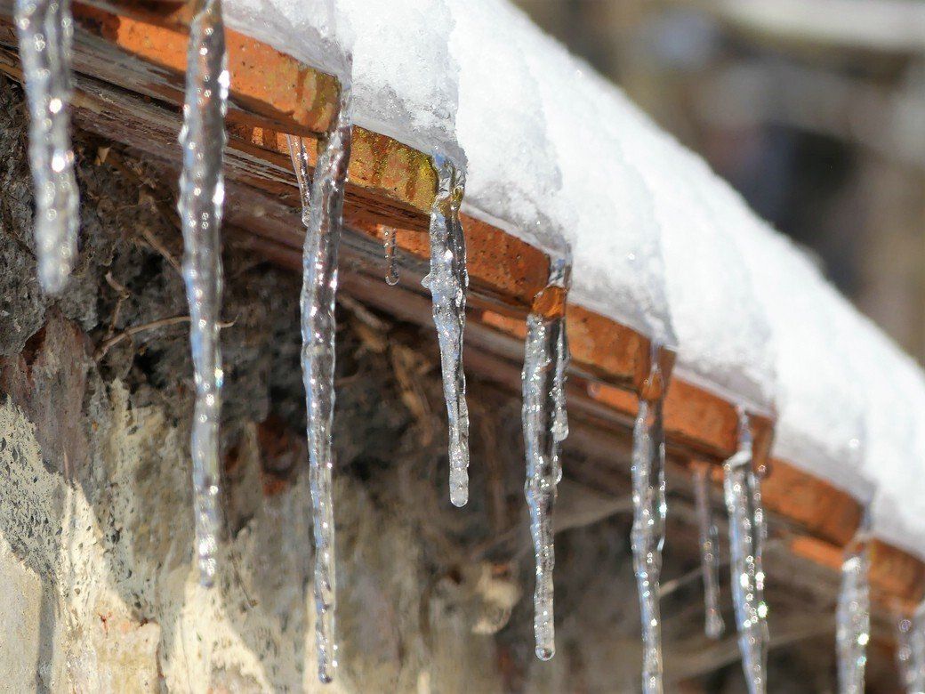 Schön aufgereiht - Eiszapfen entlang der Mauer... Schön aufgereiht - Eiszapfen entlang der Mauer...