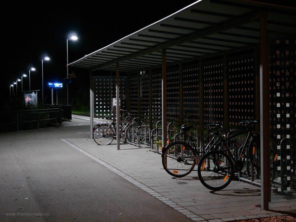 Fahrradständer, Haltepunkt Eschach, Nachtaufnahme, November 2022 Fahrradständer, Haltepunkt Eschach, Nachtaufnahme, November 2022