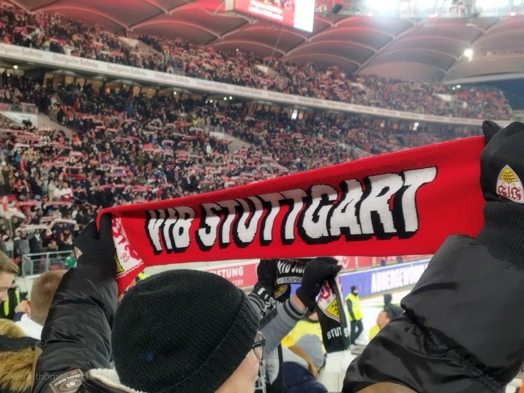 VfB-Fans und die Untertürkheimer Kurve, Dezember 2023 Fans im Block 55, der blick geht auf die Untertürkheimer Kurve, MHP-Arena, das Neckarstadion in Stuttgart, 2023
