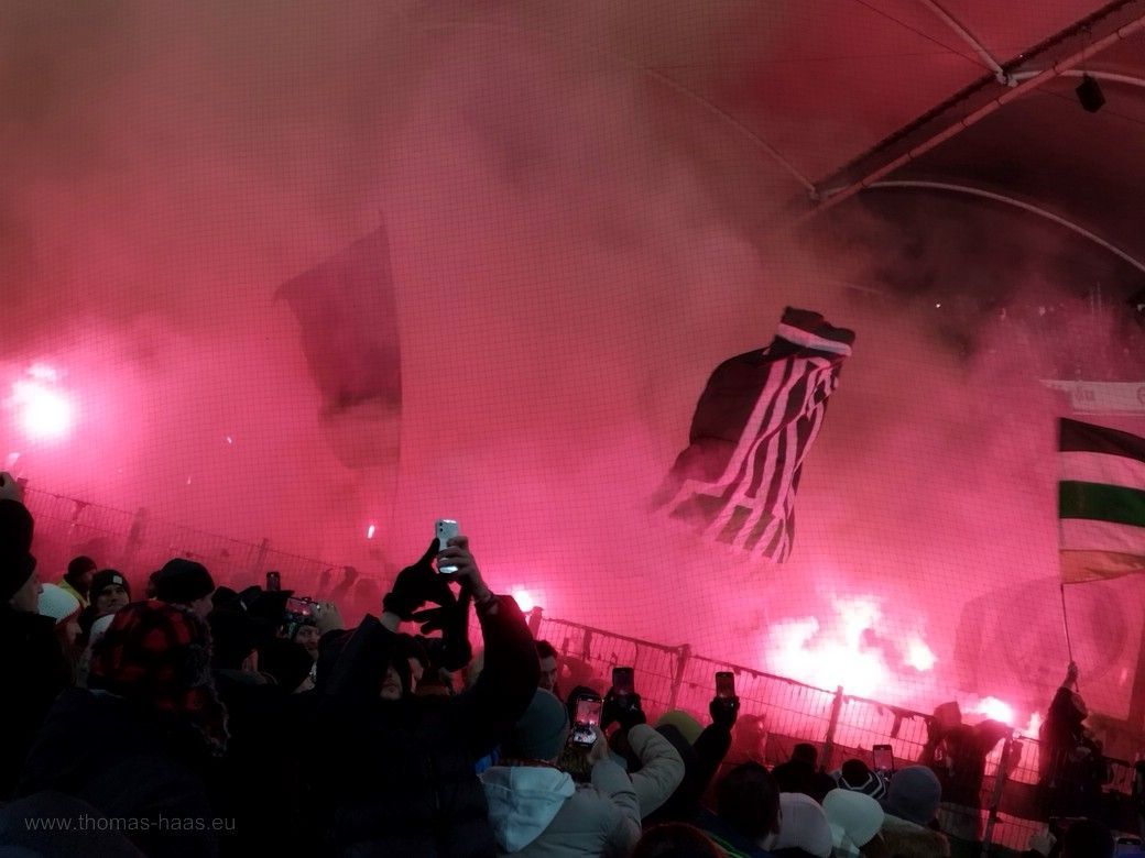 Pyrotechnik bei den Ultras im Gästeblock, MHP-Arena Im Gästeblock wird gezündelt...
Bremer Ultras
