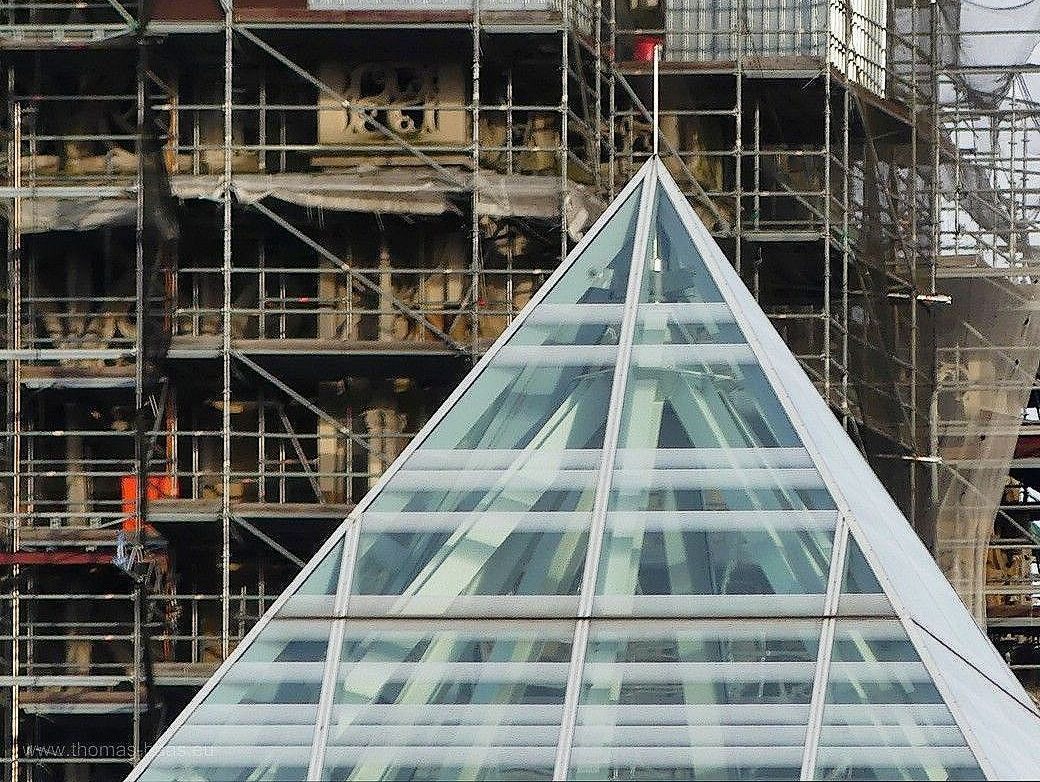 Glaspyramide der Zenbtralbibliothek und Gerüste am Ulmer Münster, aus Neu-Ulm aufgenommen im Herbst 2023 Die Glaspyramide der Zentralbibliothek und das Gerüst am Ulmer Münster, mit 1.200 mm(KB) aus Neu-Ulm aufgenommen. Herbst 2023