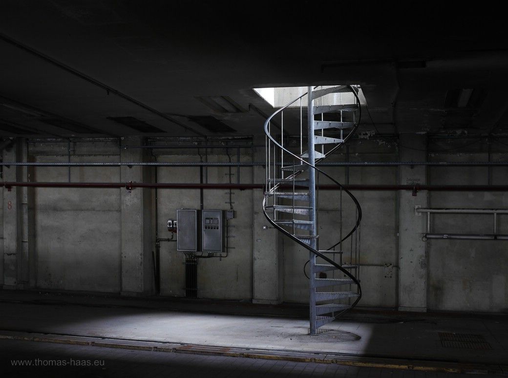 Langzeitbelichtung in einer Halle der ehemaligen Papierfabrik Scheufelen, Wendeltreppe, Dezember 2023 Wendeltreppe in einer leeren Halle in der ehemaligen Papierfabrik Scheufelen, Oberlenningen, Dezember 2023