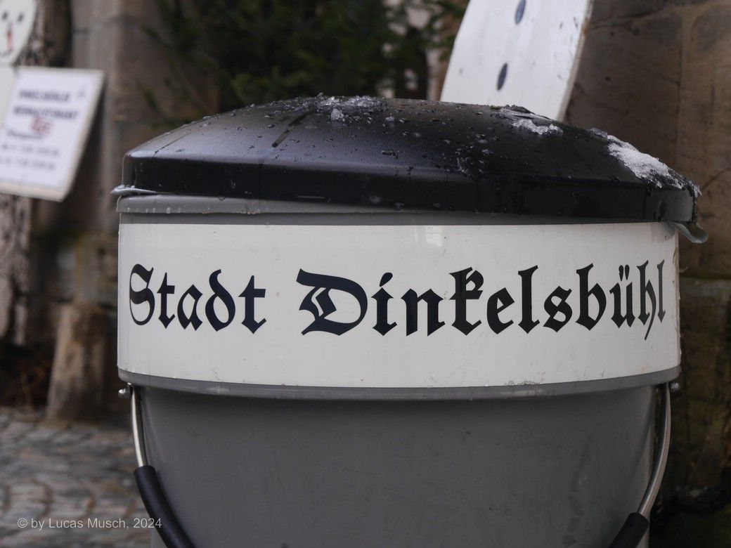 Schriftzug „Stadt Dinkelsbühl“ in Fraktur auf einem Müllbehälter, Dezember 2024, © by Lucas Schriftzug „Stadt Dinkelsbühl“ in Fraktur auf einem Müllbehälter, Dezember 2024, © by Lucas