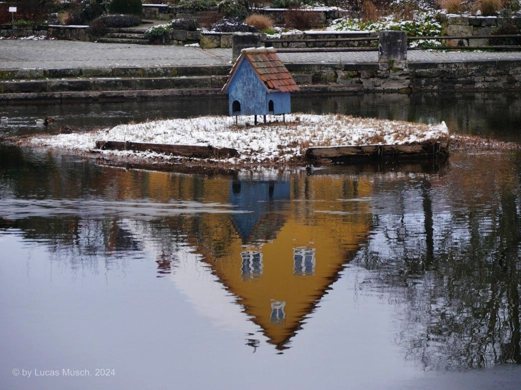 Spiegelung im Rothenburger Weiher, © by Lucas M. Spiegelung im Rothenburger Weiher, © by Lucas M.