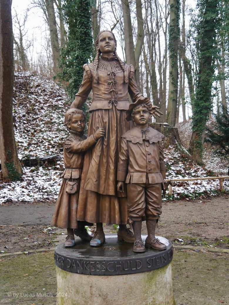 Das Denkmal für die „Kinderlore“ in DKB © by Lucas M. Das Denkmal für die „Kinderlore“ in DKB © by Lucas M.