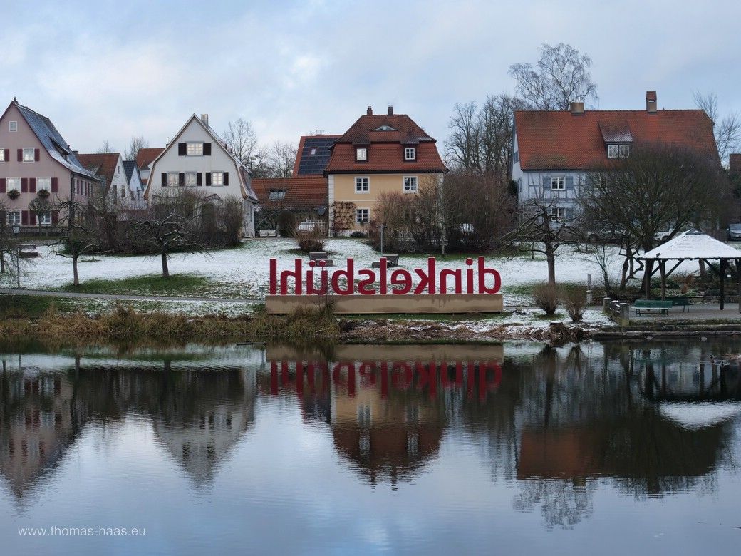 Minimalistisch und modern: Sans Serif am Rothenburger Weiher, Dezember 2024 Minimalistisch und modern: Sans Serif am Rothenburger Weiher, Dezember 2024