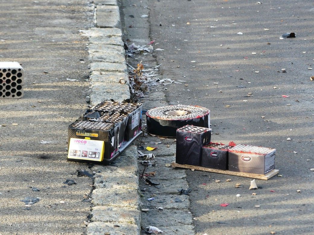 Reste vom Feuerwerk 2024/25 auf der Straße, Bellenberg, 01.01.20254 Reste vom Feuerwerk 2024/25 auf der Straße, Bellenberg, 01.01.20254