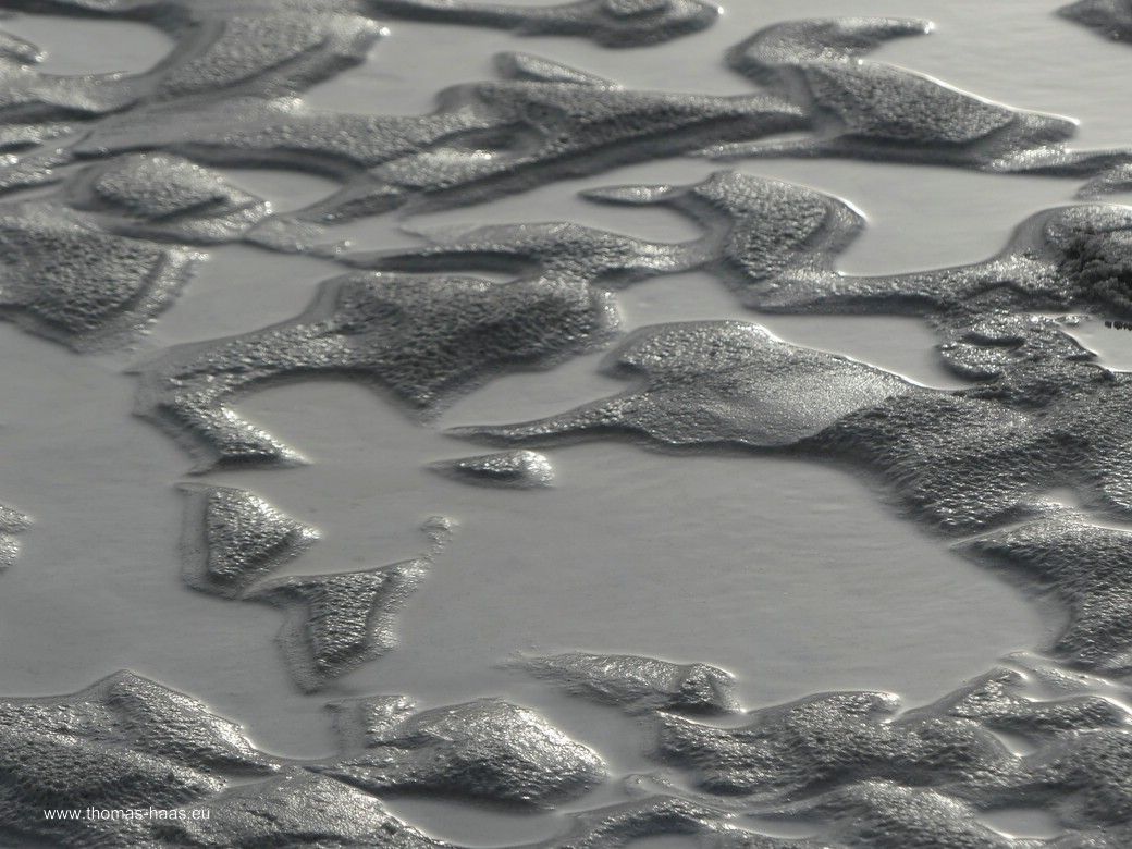 Das Wasser schafft Strukturen im Sand... Das Wasser schafft Strukturen im Sand...