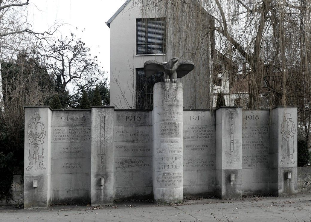 Denkmal in Ulm, Infanterieregiment 127 Ecke Karlstraße/Stuttgarter Straße, Dezember 2025 Denkmal in Ulm, Infanterieregiment 127
Ecke Karlstraße/Stuttgarter Straße, Dezember 2025