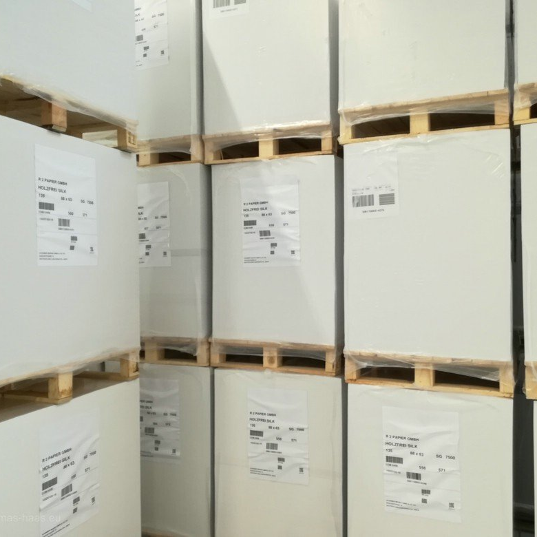 Papierpaletten weisen auf die schlechte Rohstoffversorgung hin! Die Versorgungslage beim Papier kommt auf den Tisch!