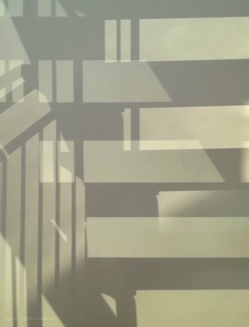 Eigentlich nur Schatten... - Treppenhaus, Januar 2022