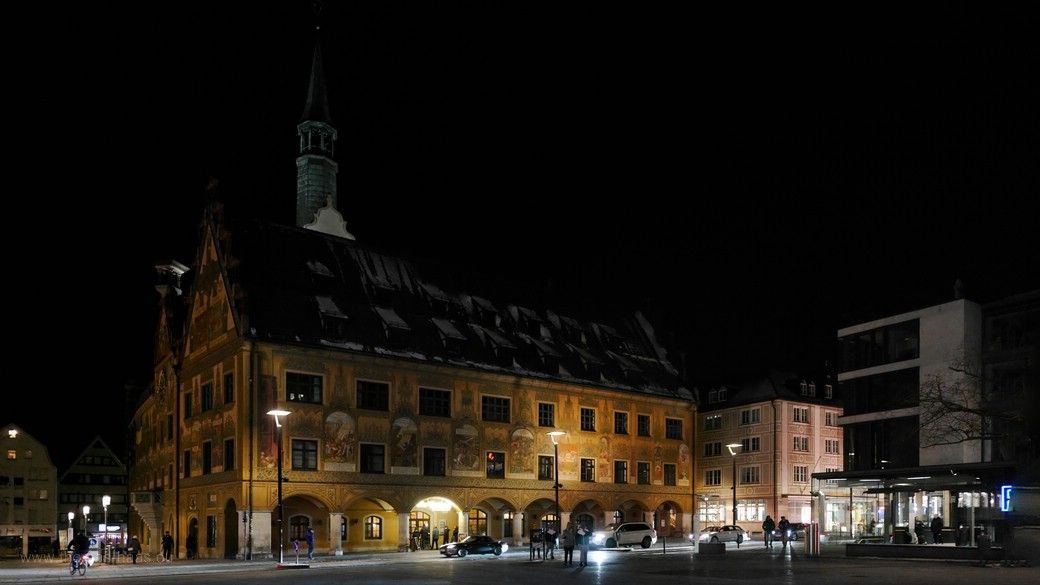 Ulm, Rathaus, Nachtaufnahme, 2023 Da war viel Mühe erforderlich: Das Motiv ist gestiched, das Rathaus von Ulm im Winter 2023.