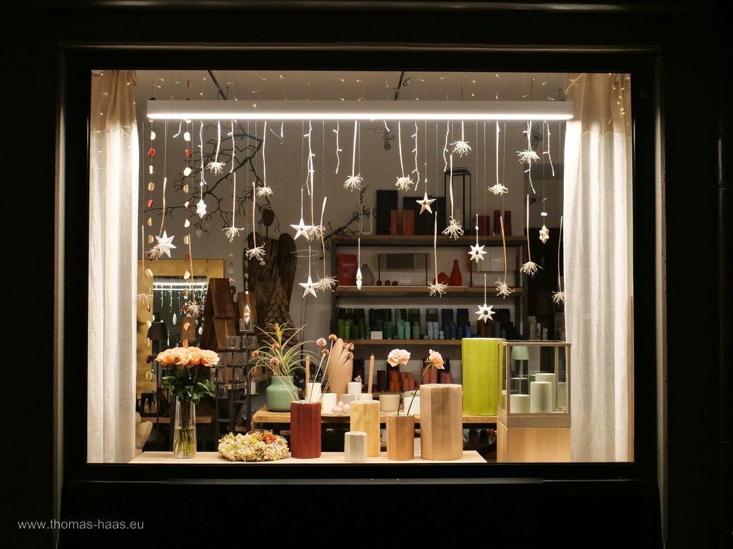 Ulm bei Nacht im Januar 2025 - Schaufensterblick, Rabengasse, Ulm Ulm bei Nacht im Januar 2025 - Schaufensterblick, Rabengasse, Ulm