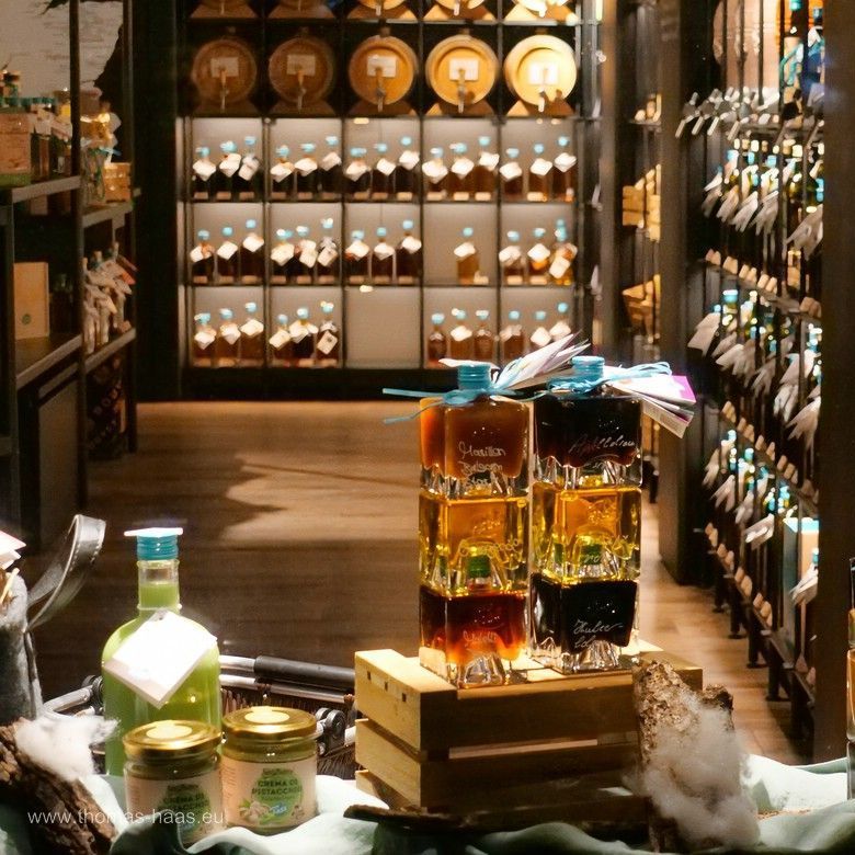 Ulm bei Nacht, im Januar 2025,
Schaufensterblick, „Vom Fass“.