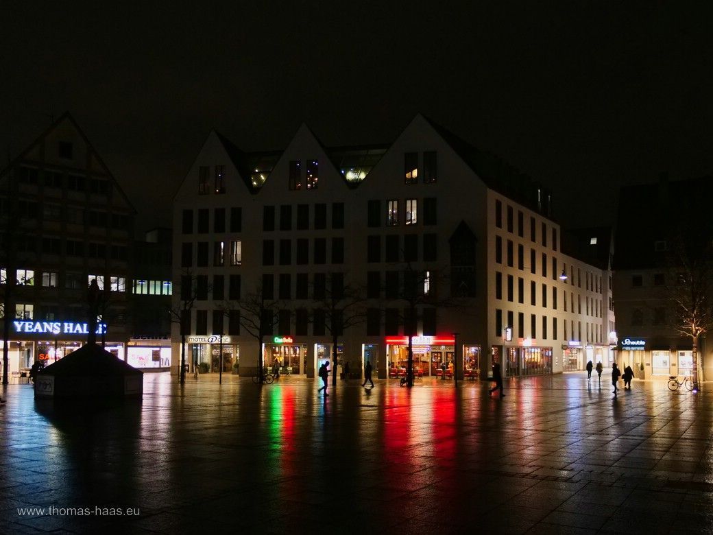 Ulm bei Nacht im Januar 2025 - Das Gebäude Münsterplatz 7, unter anderem mit dem Motel One, Ulm Ulm bei Nacht im Januar 2025 - Das Gebäude Münsterplatz 7, unter anderem mit dem Motel One, Ulm