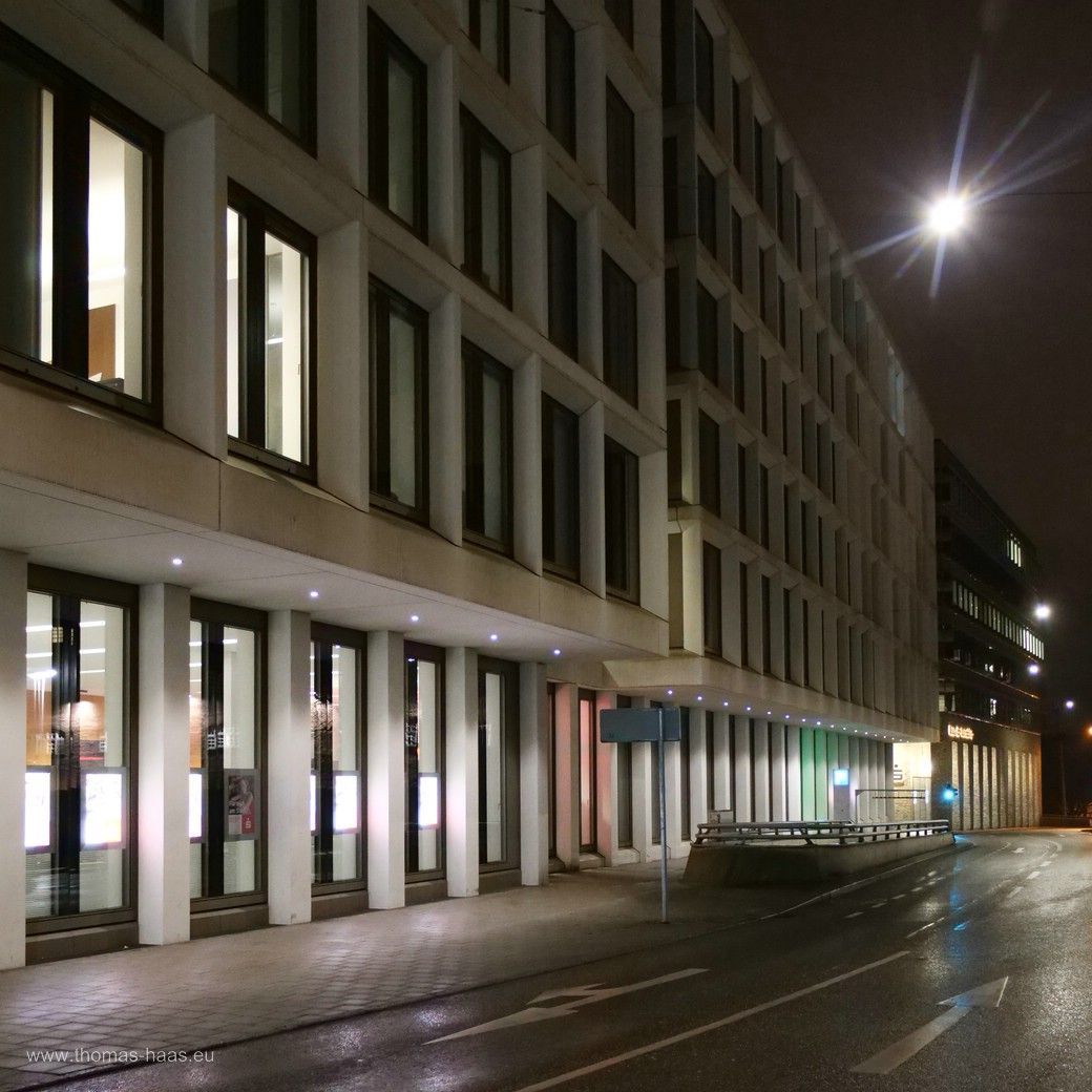 Ulm bei Nacht, im Januar 2025 -
Gebäude der Sparkasse Ulm