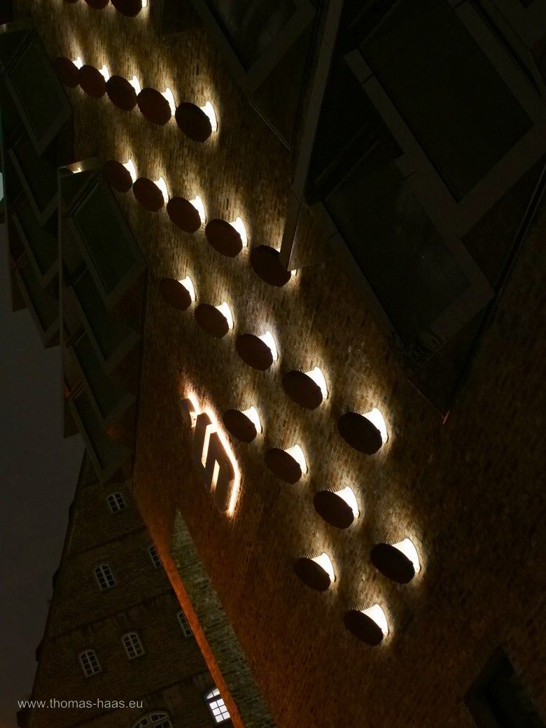 Ulm bei Nacht im Januar 2025: Sparkasse und „Neuer Bau“ Ulm bei Nacht im Januar 2025: Sparkasse und „Neuer Bau“