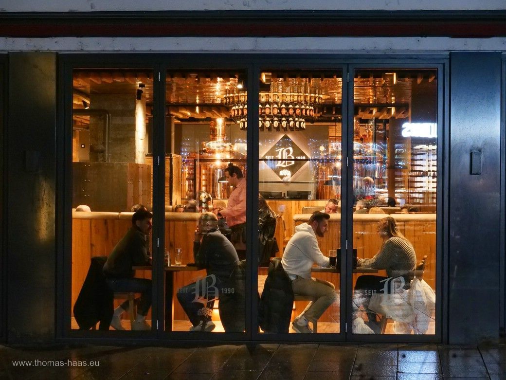 Ulm bei Nacht im Januar 2025 - Schaufensterblick, Barfüsser, Neue Straße Ulm bei Nacht im Januar 2025 - Schaufensterblick, Barfüsser, Neue Straße