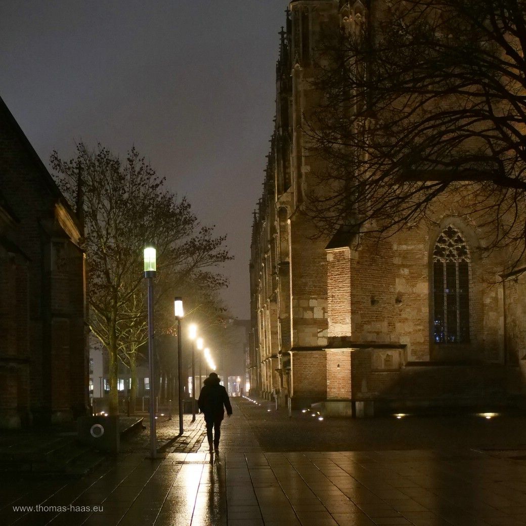 Ulm Südlicher Münsterplatz, Blick Richtung Westen, Nachtaufnahme, Januar 2025 Ulm Südlicher Münsterplatz, Blick Richtung Westen, Nachtaufnahme, Januar 2025