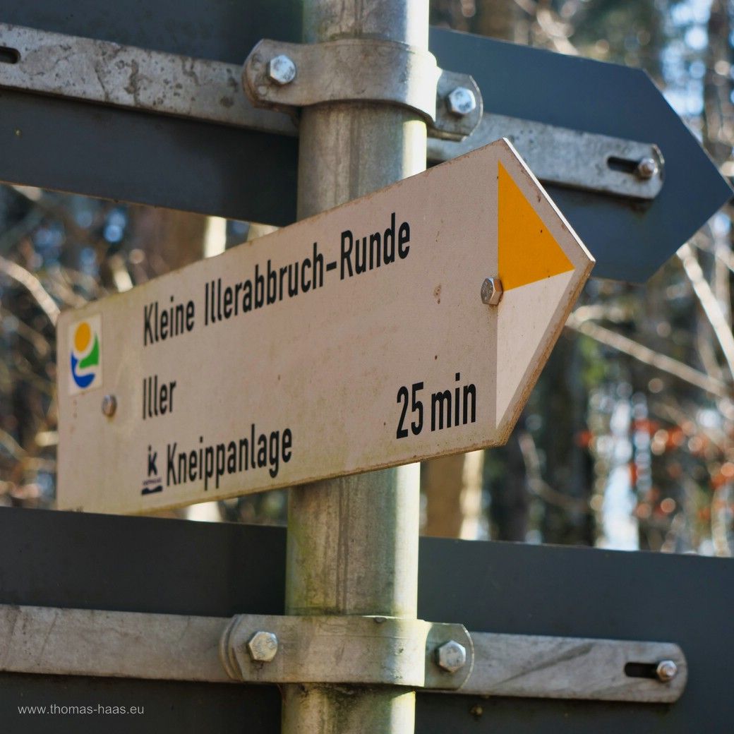 Wegweiser, Buxheimer Wald, nahe Memmingen, Februar 2025 Wegweiser im Buxheimer Wald, Februar 2025