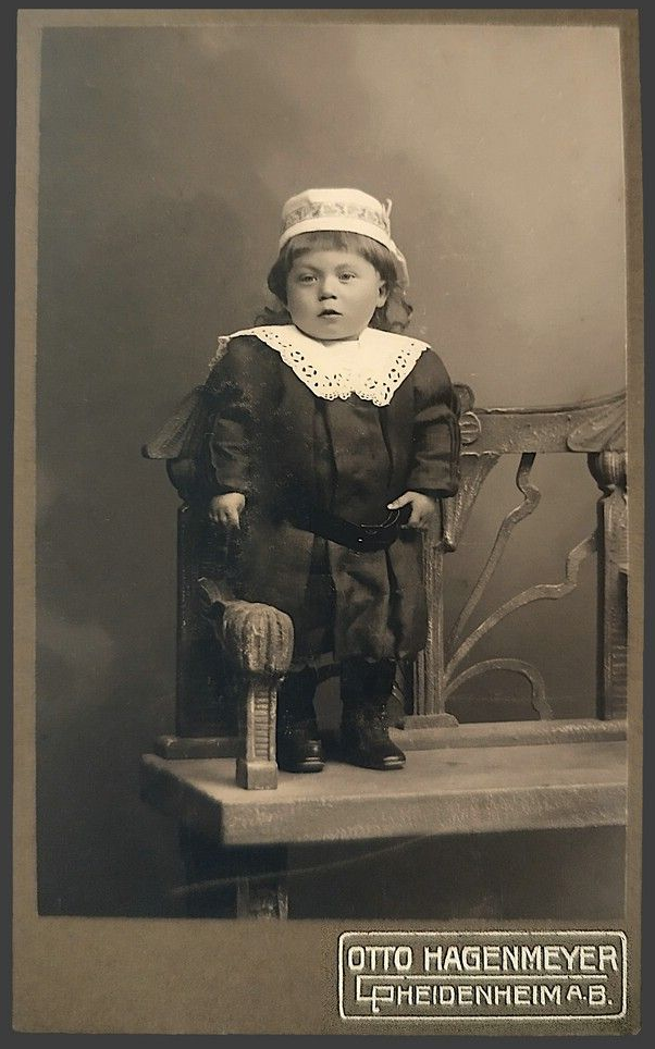 Ein kleines Mädchen auf der Bank, Otto Hagenmeyer, Heidenheim a. d. Brenz Ein kleines Mädchen auf der Bank, Otto Hagenmeyer, Heidenheim a. d. Brenz