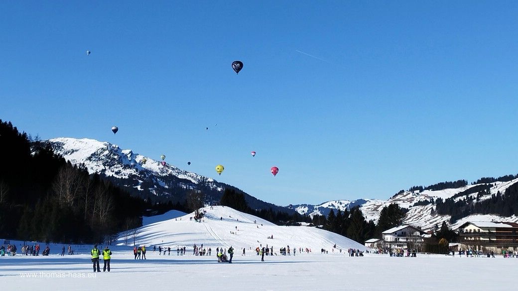 Und die Riesen werden immer kleiner... Ballons am Himmel, Januar 2026 Und die Riesen werden immer kleiner...
Ballons am Himmel, Januar 2026