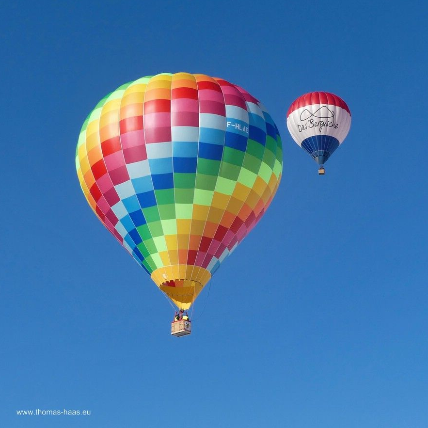 Heißluftballon im Tannheimer Tal, Januar 2026 Heißluftballon im Tannheimer Tal, Januar 2026