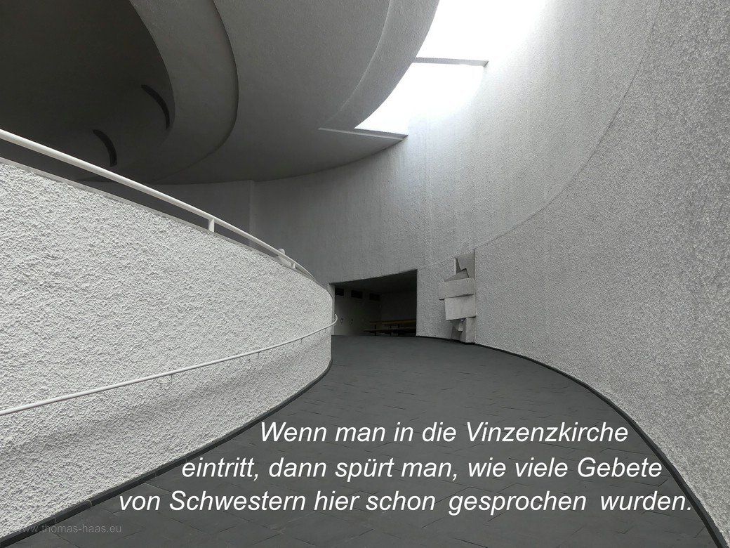 Eingang der Vinzenzkirche in Untermarchtal mit einem Zitat von Schwester Marzella Eingang der Vinzenzkirche in Untermarchtal mit einem Zitat von Schwester Marzella