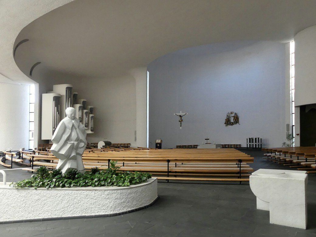 Skulptur Vinzenz von Paul in St. Vinzenz, Untermarchtal, 2021 Skulptur Vinzenz von Paul in St. Vinzenz, Untermarchtal, 2021