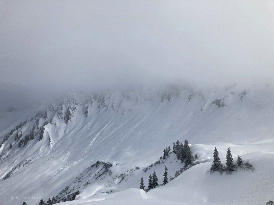 Aussicht bei der Abfahrt von der Gehrenspitze - © by Yannick Musch, 2021 Aussicht bei der Abfahrt von der Gehrenspitze