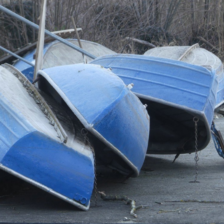 Ruderboote am Liegeplatz, Roggenburger Weiher, März 2022