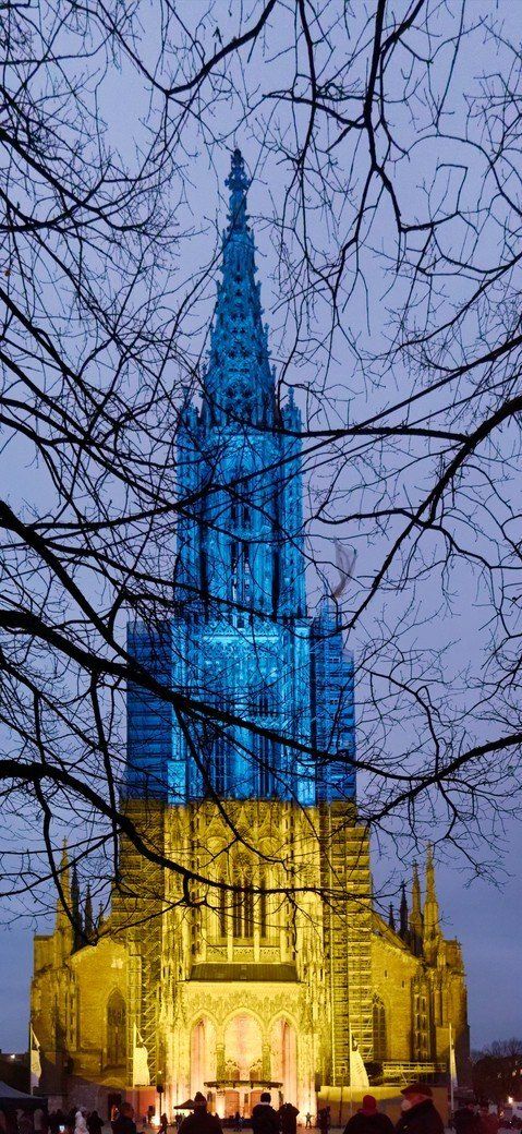Das Ulmer Münster in den Farben der Ukraine, März 2022