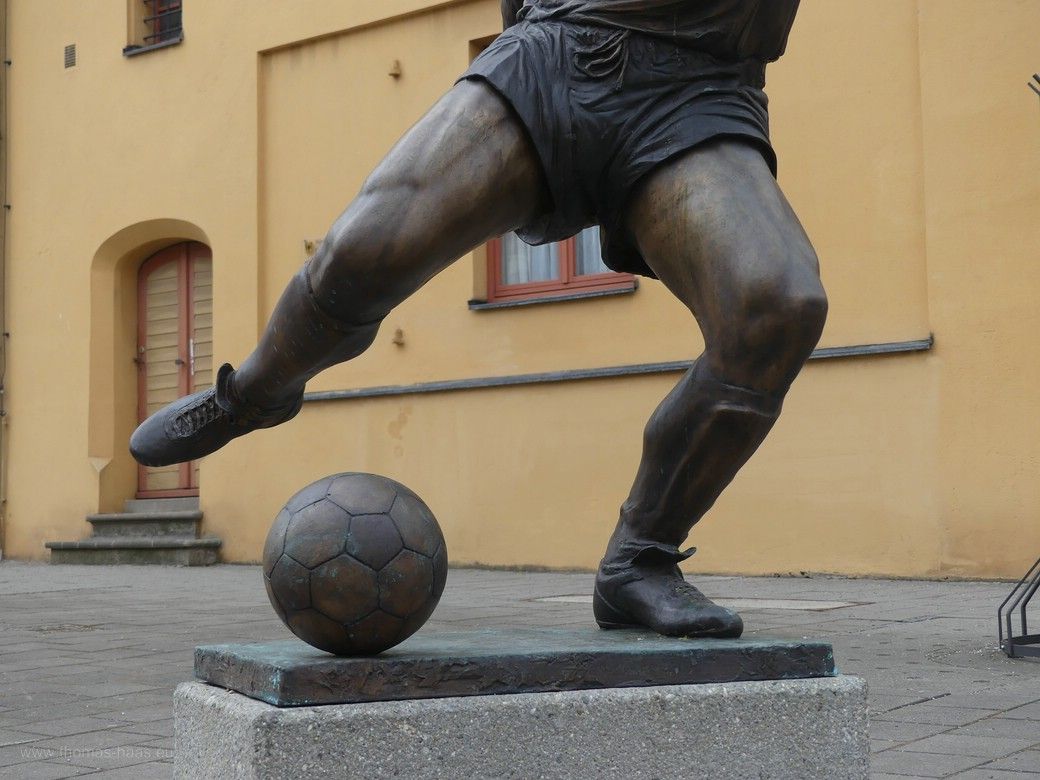 Das Gerd-Müller-Denkmal in Nördlingen, 2023 Das Gerd-Müller-Denkmal in Nördlingen, 2023